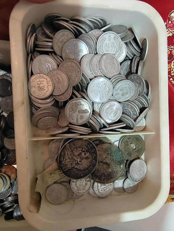 一毛的硬幣花不出去嗎，存這麼多，要是都是一百的該多好