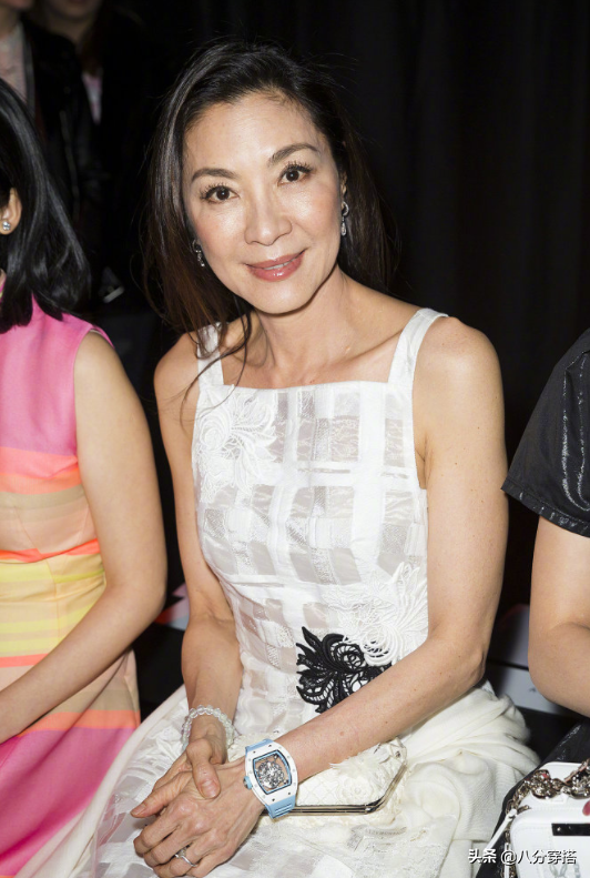 楊紫瓊奔六年紀品味依舊不俗，一襲白裙現身優雅大氣，美得高階