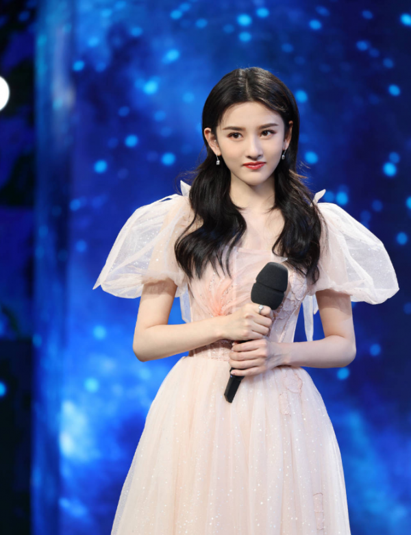 宋祖兒春晚粉色長裙，迷人又可愛，讓人憐惜