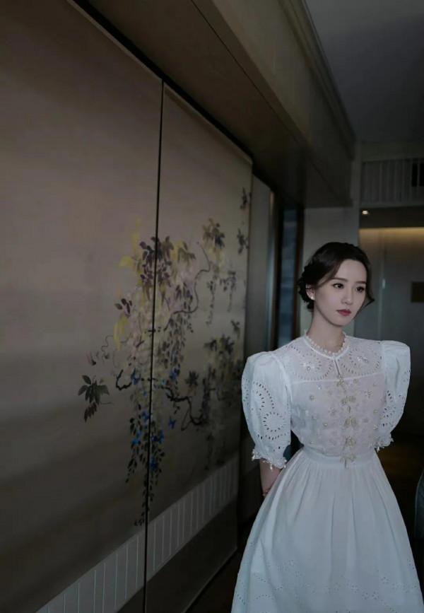 仙女本仙：劉詩詩純白鏤空泡泡袖長裙