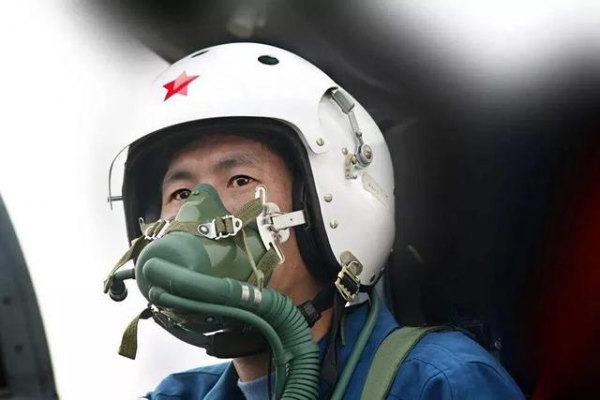 戰機試飛萬米高空突然沒油，墜毀之際，中國試飛員創造奇蹟