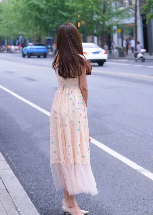 清涼校花的時尚穿搭連衣裙和高跟鞋，打造清新甜美女神範