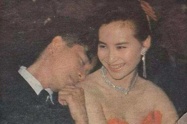 28年前陳百強去世,何超瓊堅持為他扶靈,當年賭王真的棒打鴛鴦嗎 28年前陳百強去世,何超瓊堅持為他扶靈,當年賭王真的棒打鴛鴦嗎