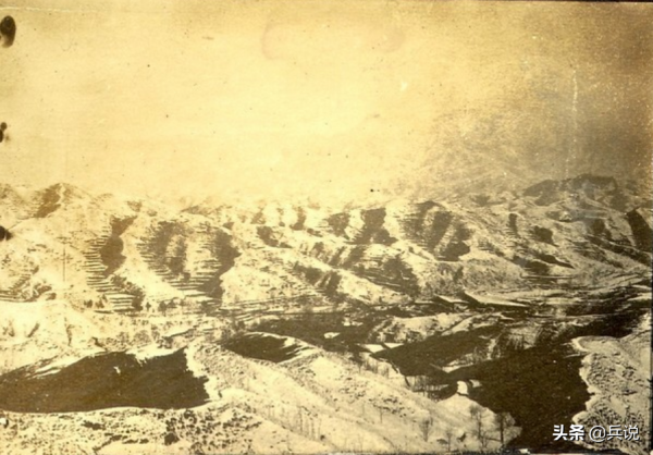 日軍軍官扔下刀槍,徒手格鬥!袁排長牙咬對方,砸爆敵腦袋 日軍軍官扔下刀槍,徒手格鬥!袁排長牙咬對方,砸爆敵腦袋