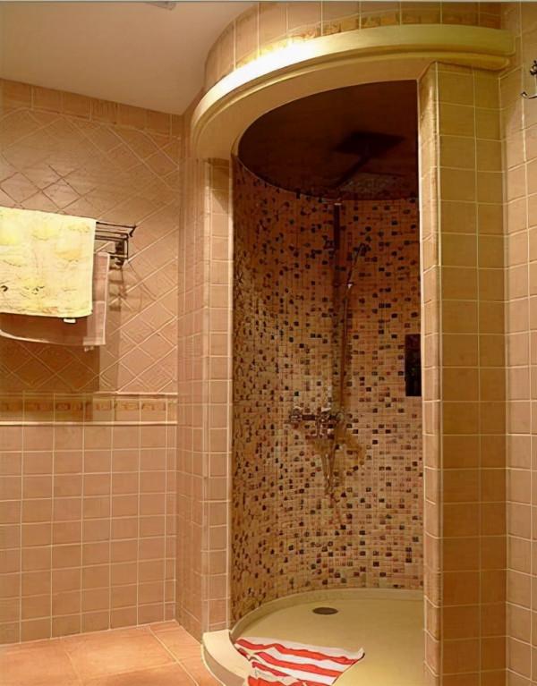 老爸為了省錢用磚砌淋浴房，朋友都吐槽說：像棺材，氣炸了