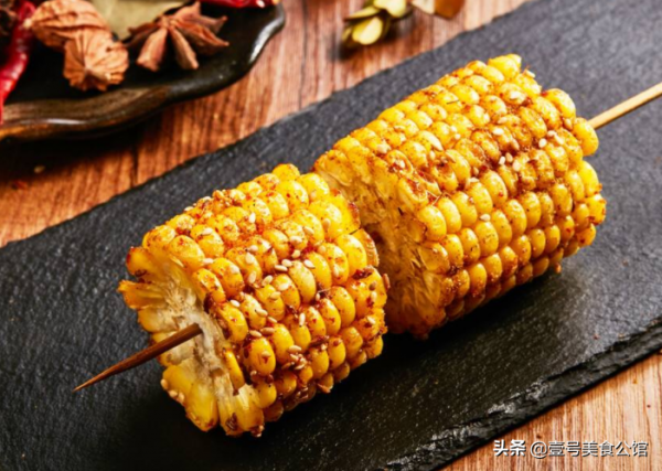 居家分享一款孜然烤玉米，鮮辣味美，焦香誘人，吃一次念念不忘