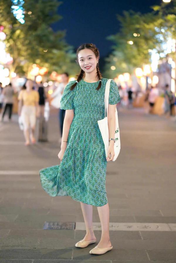 看街拍 學穿搭：tote包怎麼搭配才實用又好看？