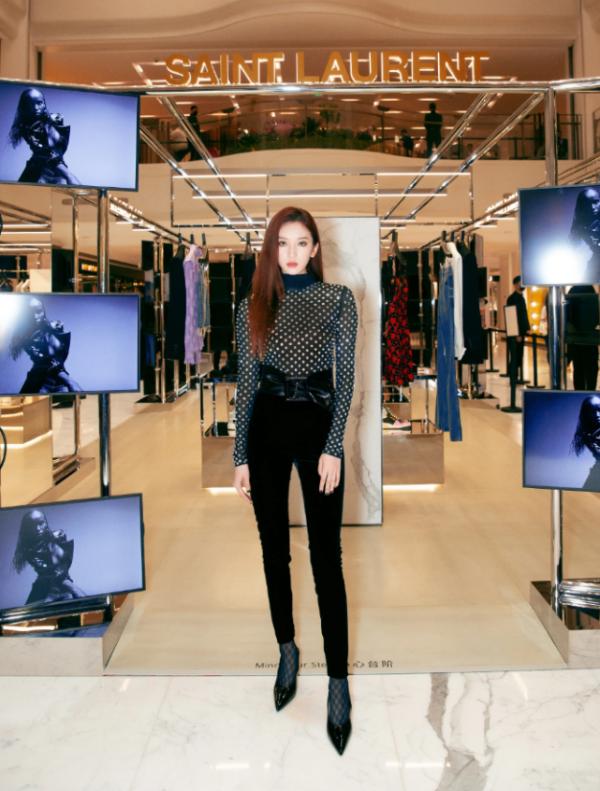 劉令姿才是愛豆身材，黑白刺繡襯衫高階典雅，清冷氣質太迷人