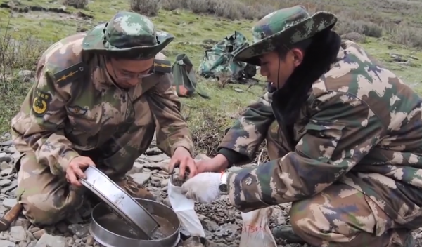 相戀8年的兵哥哥失聯，痴情女友跨越2000公里，到部隊尋求真相