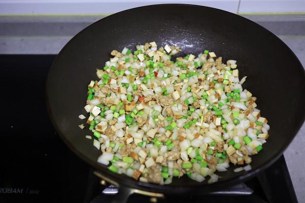 家裡蔬菜不多很適合做這道小炒,幹香脆嫩味足,拌米飯能多吃半碗 家裡蔬菜不多很適合做這道小炒,幹香脆嫩味足,拌米飯能多吃半碗