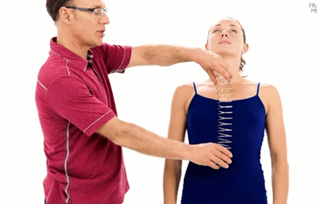 做瑜伽駱駝式腰疼？練後彎不傷腰的4個小技巧，每一個都很重要