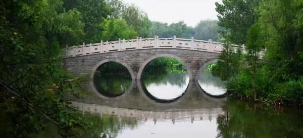 第二十八篇 在《紅樓夢》中撕扇子和送戒指與撿麒麟的隱寫