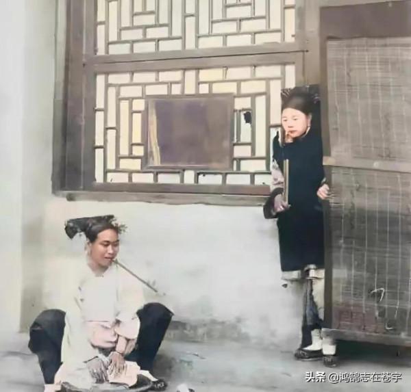 清末老照片：藝人持雙刀威猛霸氣，東北地主坐房頂滿臉愁緒