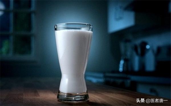 晚上喝牛奶危害很大？為了家人健康，喝牛奶這3個誤區你要知道