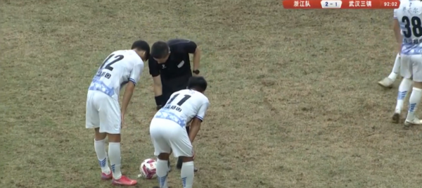 讓人不敢相信啊!球場沒有草皮,中甲聯賽更像是在踢沙灘足球 讓人不敢相信啊!球場沒有草皮,中甲聯賽更像是在踢沙灘足球