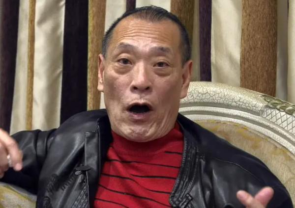 67歲老戲骨鍾發罕露面，現身奢華別墅精神足，息影后移居內地生活