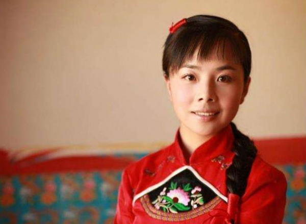 王二妮：星光大道走紅，一人撐起全家，風光背後的艱辛與淚水