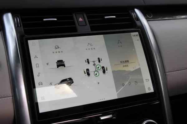 學人穿晚禮服去越野？