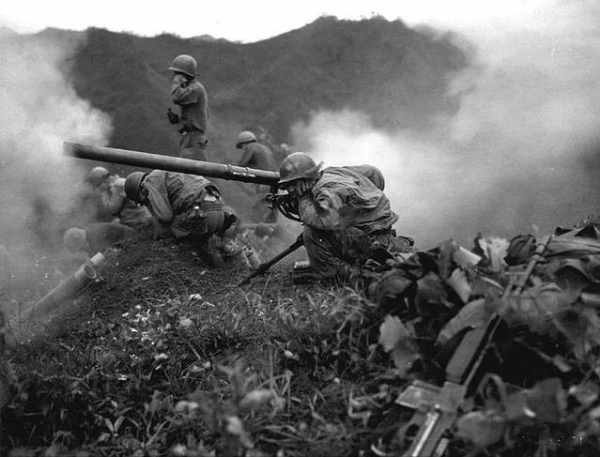 向我開炮，祖國萬歲！22歲志願軍步話員被包圍，指引火炮炸向自己