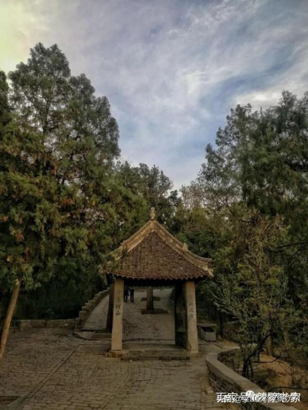 大伾山，大平原上突起的孤峰，寺廟洞閣棋佈，摩崖碑刻林立