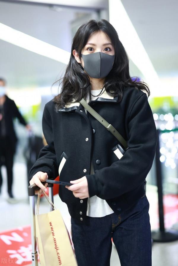 大眼萌妹田曦薇現身機場 浪漫卷發好似韓劇女主角