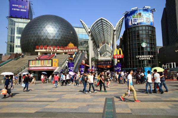 武漢一商場面臨倒閉，耗資數億坐落“頂級商圈”，如今人煙稀少