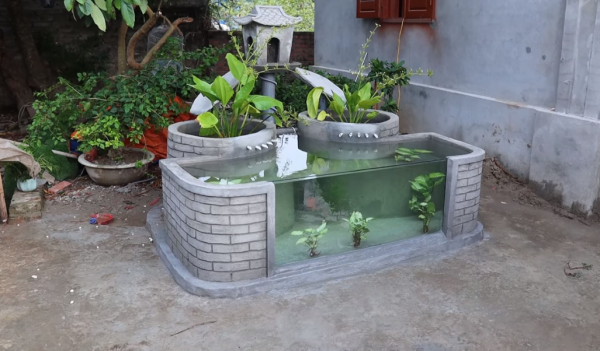 嫌院落一角太單調，用上紅磚成本就兩三百，瞬間成為一道靚麗風景