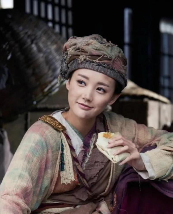 女明星演乞丐，楊穎不走心，楊超越太醜，看到劉亦菲披個麻袋也美