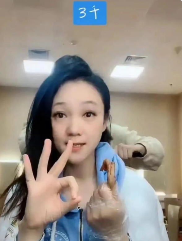 “安徽衛視一姐”周群：大火時與郭德綱傳緋聞，如今自曝月薪3000