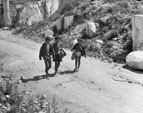 1949年,湖南乞丐給政府捐出16兩黃金後哭訴:這是我亡夫上交的 1949年,湖南乞丐給政府捐出16兩黃金後哭訴:這是我亡夫上交的