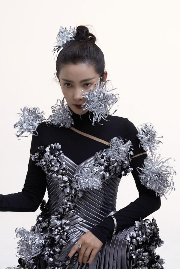 李冰冰秋日巾幗大片大氣磅礴 身披戰甲氣勢滿分