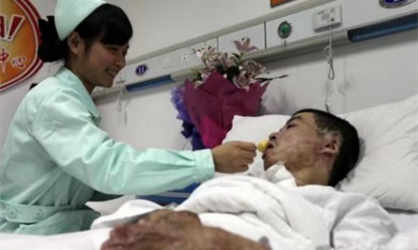 兵哥哥捨身救44人，身體燒傷達90%，住院時女孩喂水後修成正果