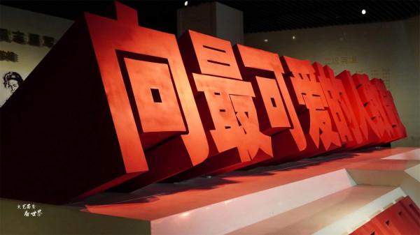 丹東是一座英雄的城市，抗美援朝紀念館每天都人山人海，令人感動