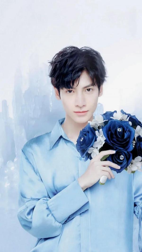 羅雲熙明星桌布：你的眼神在溫柔些，月亮會融化，我也會