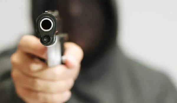 猖狂！列治文偷車賊被抓包，竟反手拔刀威脅車主，有華人被槍指著下跪