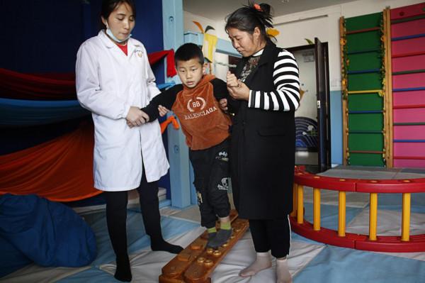 女子孕檢正常卻連生三個腦癱兒,遭丈夫辱罵,再嫁生娃後結局感人 女子孕檢正常卻連生三個腦癱兒,遭丈夫辱罵,再嫁生娃後結局感人