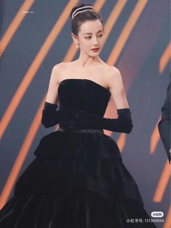 被迪麗熱巴美到了！烈焰紅唇，一身黑色禮服，搭配的極致美感