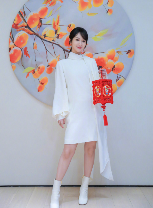 楊紫元宵節造型來啦！穿白色連衣裙還提著燈籠，節日氛圍拉滿了