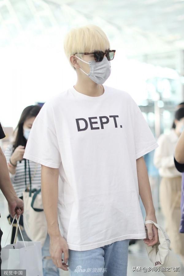 陳飛宇白金髮戴墨鏡潮流炫酷 穿簡約白T搭牛仔褲清爽休閒