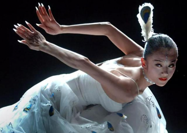 6位中年女星背影殺：年近半百仍似少女，胖一絲累贅、瘦一點沒味