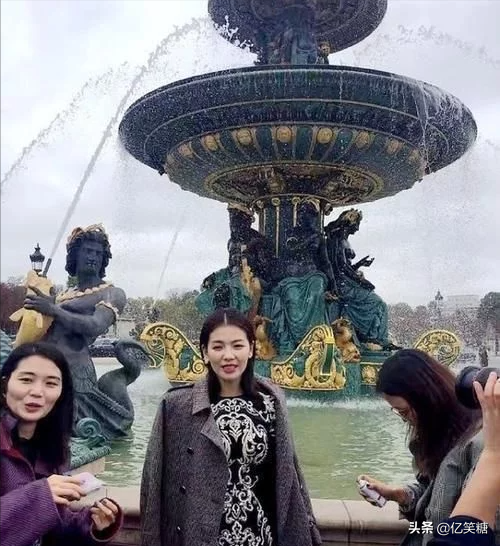 抓拍的劉濤才最真實，臉部面板鬆垮也下垂，離開修圖腿短了一半