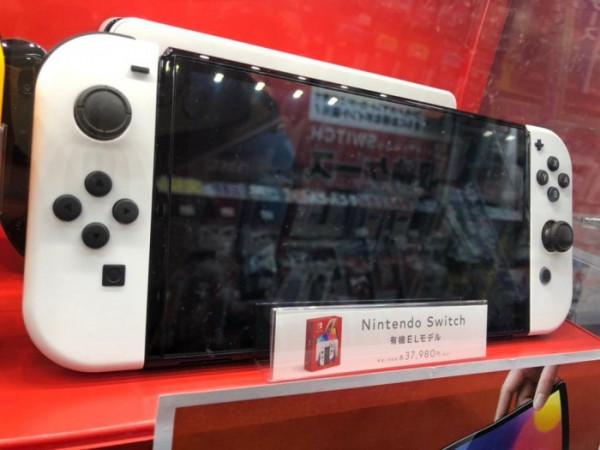 日本多家零售店已展出Switch OLED 下月8日發售 日本多家零售店已展出Switch OLED 下月8日發售