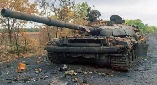 烏克蘭坦克部隊老態龍鍾！戰車撞上坦克，現場一聲巨響，險些翻車