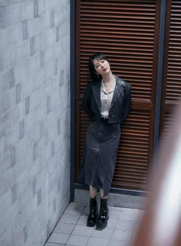 楊紫解鎖新時尚,短款皮外套配半身裙,顯高顯帥又時尚 楊紫解鎖新時尚,短款皮外套配半身裙,顯高顯帥又時尚