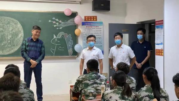 鐵院中秋情更濃 朗月清輝映九州