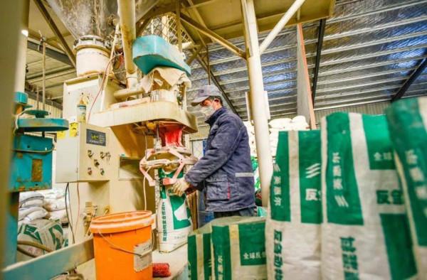 大叔零經驗創業養牛，靠堅持和誠信，銷售額過億成養殖界的牛人