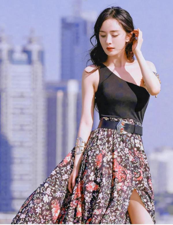 楊冪時尚感真的太絕了,黑色單肩上衣搭配花色裙裝,潮流中不乏魅力