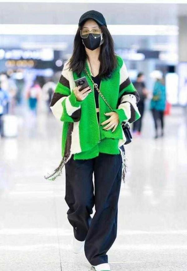 佟麗婭離婚後更敢穿，綠色針織開衫配露臍裝走機場，時髦似大學生