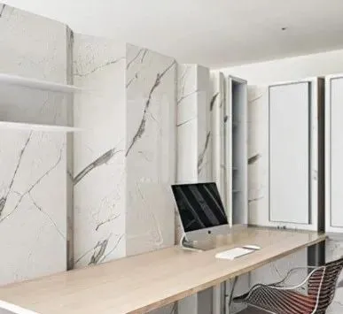 這個裝修想法很有創意，入戶用大理石隔斷做端景牆