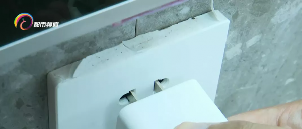 你還在用這種線充電？快拔了！中消協釋出消費警示：會起火